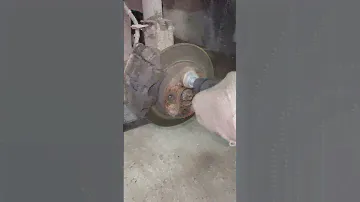 Как менять зимние колеса на летние правильно ! #автолайфхак
